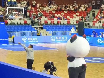 #在大运会捉到一只显眼包 #大运会吉祥物蓉宝 #大运会 为了赛场氛围,蓉宝已经拼了!小短腿真的,泰萌啦!蓉宝比比赛精彩多了,哈哈哈哈
