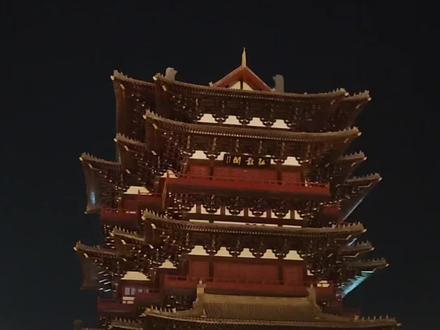 ✨邯郸👣大名府-大名石刻博物馆 终于安排了大名,游玩政略来咯。
白天可以先去大名府游玩,建议车停在东城门,停
车位比较多,停车免费。进去直走就是大名教堂
了:一座高四十二米的钟楼,顶端矗立着一个象行天主教教会的十字架,这就是大名县天立教宠爱之母大堂。该教堂始建于1918年,1921年12月竣工,是河北省现存最雄伟壮丽的圣堂之一。很壮现,值得打卡!
出了教堂从上东城门的城楼,走到北城门下,对面是大名集荟夜市,晚上还有节目,比较热闹好玩,夜市里有一家赵嫂米线(可导航过去),味道不错。
郭八火烧、会存肉饼,下午1点关门,5点开门,别跑空了~书林烧饼也在附近,可导航过去。
大名石刻博物馆白天去的话可以带上身份话进入,我们过去太晚了,就拍了亮灯时刻,7点、8.点、9.点各亮灯一次,还是挺如看的!
附近还有个石刻公园,时间充裕的宝可以安排!#邯郸 #这么近那么美周末到河北 #邯郸大名 #游玩攻略 #大名府古城