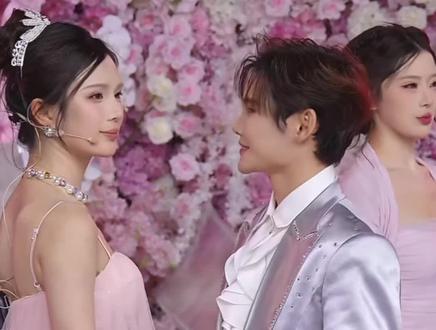 下次不要乱跑了峻伊,妹宝自己在那杵着哈哈哈哈哈哈哈#舞台上的甜蜜瞬间 #龙浩天团队 #龙浩天彩蛋舞