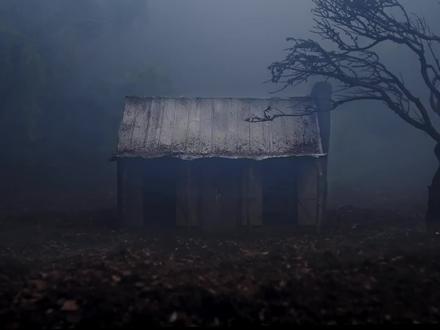 油管手工大神 Abandoned Miniatures 打造恐怖电影风的邪灵小屋,每一个小部件都要精心做到极致。每次我以为已经完美了,他总能再加亿点点细节进去......最终的成品展示加上打光后,效果太惊艳了。#手工#模型#电影