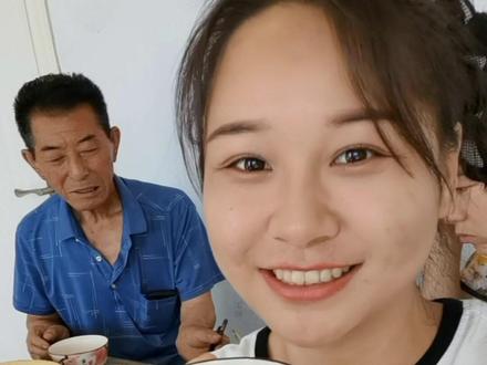 东北玉米碴子大碴粥 粘稠、带豆再配上冒泡豆角、咸鸭蛋老香了~#大碴粥 #农村生活 #新农人计划2022农村生活 @DOU+小助手 @抖音小助手
