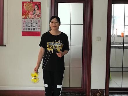 空竹教学:拉月。动作要领:1.可先学习加扣拉月,熟练后学习解扣拉月,2.起始时左手在上右手在下,3.拉高右手,左手同时举高,使空竹从最高处飞过,形成大圆,同时旋转身体#空竹#空竹教学#运动#健身#非遗
