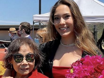 原来谷爱凌的英文全名是Eileen Feng Gu
刚在结束后的发布会结尾听到记者问她奶奶的名字,谷爱凌说是国珍•冯,
奶奶的姓氏“冯”是她的中间名。
爱凌加入中国籍后参加比赛的名字多用Gu
Ailing Eileen,
没有注意过她的英文全名其实是Eileen Feng Gu。
因此爱凌的名字里既有她自己,
也有她的妈妈和妈妈的妈妈。
当她站在雪道顶端,
她背后站着的是一整个家族女性的托举和支持,
有血脉的温情,更有思想的薪火相传。
恭喜爱凌夺冠🏆,奶奶一路走好。
#谷爱凌 #谷爱凌妈妈 #谷爱凌夺冠后才得知外婆去世 #女性力量