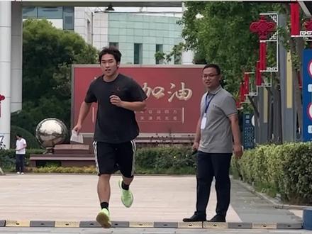 高考首场考试结束,郑州一“自信男生”飞奔跑出考场,记者:为啥跑那么快?男生:“自信呐,感觉自己能考110分” #2023高考必胜 #大河报河南#河南6月迎着风逐浪天高海阔#yu你一起看见美好河南#网络安全赋能美好生活