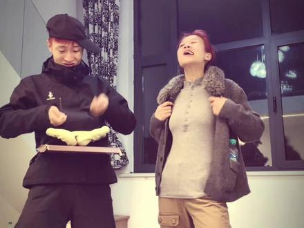 @会飞的前男友 你不给我买鸡架 咱俩就掰了奥#鸡架摇#der#抽象情侣 #吃鸡架不铁子