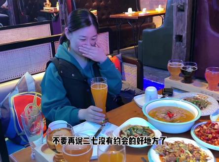 不要再说二七没有约会好地方,花芸间99六个菜+啤酒 这氛围真浪漫#音乐餐吧 #美食探店流量来了 #氛围感餐厅打卡 #女神节必打卡小酒馆推荐 #打卡浪漫约会地@27号花芸间小酒馆