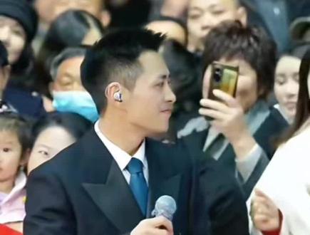 会唱吗?“小小刘涛”😂😂😂 @索图 #舞台 #现场观众互动 #活动现场拍摄 #索图大舞台