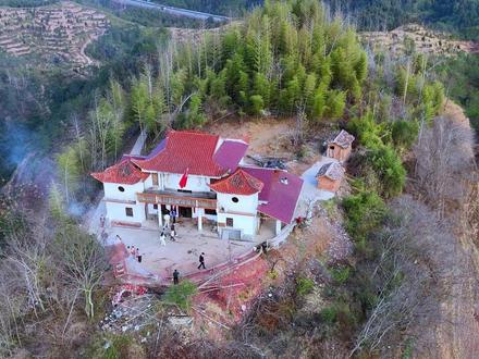 江西赣州的一处景点 四周悬崖绝壁 很多人不敢上 这里就是我的家乡,江西赣州的一处景点,叫做金鼎寨,海拔373米,四周悬崖绝壁,只有一条崎岖小路可登,形似饭甑,地貌奇特,因此也有人叫它饭甑山,几百年来,都没有怎么开发,上山的路,弯多路陡,又小又窄,很多外地游客到了山脚下看到这样,都不敢往上爬,有的爬到一半腿脚发抖,只能一小步一小步慢慢往前走,去年两边加了栏杆,好走多了,据说,所有的建筑材料都是通过无人机吊上去的,因为人工根本无法完成,可想而知这个工程有多大,不过山顶上的景观很美,高耸入云,犹如仙境,还可以看到附近几条村的全貌,山的脚下和山顶分别有一座寺庙,香烟缭绕,从远处眺望,宛如一朵巨大的多彩蘑菇,耸入天云 #这里就是我的家乡 #赣州旅游 #赣州于都 #靖石乡 #于都旅游攻略