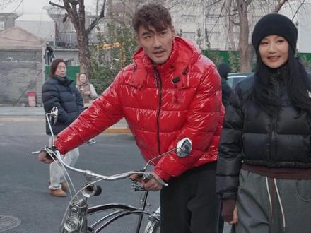 走在一起,偶尔会被生活轻轻打趣一句。但真正让人觉得安心的,是这么多年过去,依然能并肩走在同一条路上。#胡兵 #瞿颖 #新年有礼了 #春醒启新程