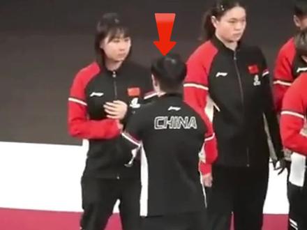 霸气!孙颖莎颁奖后送玩偶,德华上前祝福,莎莎示意去背包