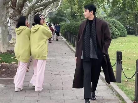 这个年纪真好,能在课桌上撑着头聊着自己天花乱坠的未来和梦想。