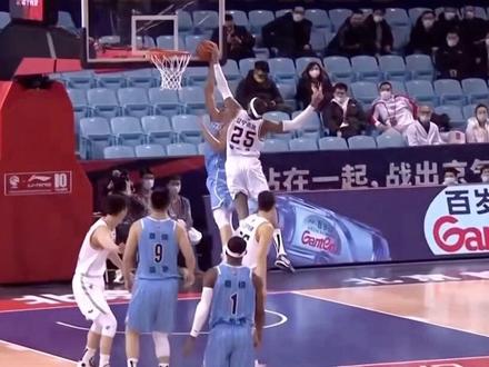 #dou来cba #dou是球评人 #辽宁男篮 莫兰德辽宁男篮首秀先送给范子铭一个火锅尝尝#莫兰德辽宁男篮首秀 #莫兰德