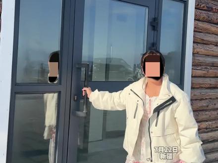 赛里木湖景区公厕被曝“屎满为患” 厕所锁上迫不得已选择直接在室外排便 景区:不允许拉外面临时厕所供水不及时 没水会比较脏#赛里木湖#厕所#旅游