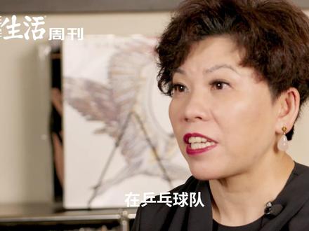 邓亚萍,乒乓球超级全满贯得主,球迷口中的“初代大魔王”,但是她一路走来,一直都面对着各种各样的质疑。她曾因为身材矮小被省队“退货”,即便拿了全国冠军,也被国家队拒之门外;离开赛场之后,她在“不被看好”的声浪下多次创业,她一件一件地去做事,回应大众对她的凝视。
今年,我们有很多关于运动员的讨论:如何当一个“正确”的世界冠军?退役后,运动员该何去何从?运动员怎么在退役后满足大家的各种期待?一直“正确”的人,存在吗?《谈论,大声点》第三集,让我们一起听@邓亚萍来谈谈。#面孔 #谈论大声点