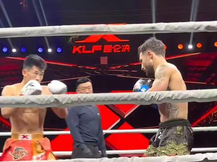 格斗赛场惊现魔法攻击!李江龙“熏”吐对手!#李江龙 #格斗 #昆仑决 #脚臭