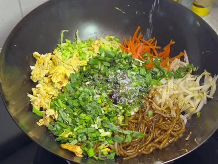 山东大煎饼烤出来酥酥脆脆,做出来低卡又可好吃,#与辉同行#山东煎饼#低卡菜煎饼#减脂餐