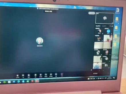 给大家分享电脑上下钉钉在线课堂授课模式下,既能看到学生情况的同时又能播放课件授课还可以看到学生的互动消息(临时用手机录制的大家凑合看,希望能帮到大家)#教育 #网课 #线上教学