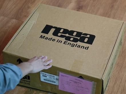 【安装教程】英国君子Rega Planar 3黑胶唱机 诞生于英国埃塞克斯郡的Rega(君子)自1973年创立以来,始终秉持"简约至臻"的工程设计哲学。Planar 3作为其旗舰系列产品,自1977年首代问世至今已迭代六次(最新款为2024年第六代),全球累计销量突破50万台,被《What Hi-Fi?》誉为"中端黑胶唱机的性能基准"。
• 荣膺《What Hi-Fi?》2016-2021及2024年度产品
• 精密RB330唱臂
• 双支撑结构技术
• 24V低噪音低振动电机
• 12毫米浮法玻璃透明白唱盘
• 标配透明防尘罩
• 兼容Rega Neo唱盘电源
• 三款高光底座配色及浅橡木纹款
• 2021年3月起标配高级EBLT传动皮带
#君子唱机 #黑胶唱机 #唱机安装 #黑胶唱片机 #hifi