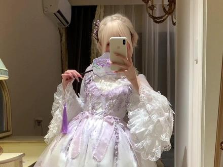 庭院里绽放的紫藤花 #lolita #花与珍珠匣 #紫藤庭院