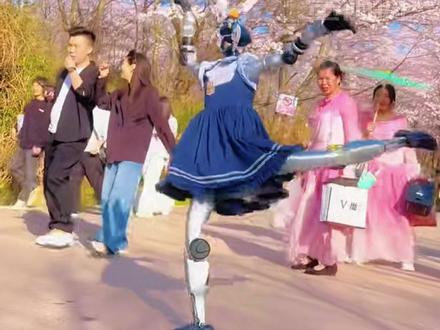 机器人在贵安樱花园跳舞,网友:这下有对手了 #贵安樱花园 #机器人