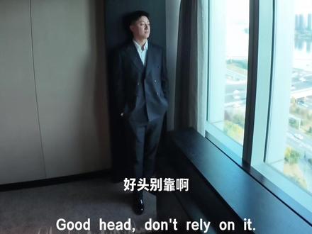 新郎怎么拍不僵硬?答案很简单. 答案:让他做自己。
✅ 姿势:窗边插兜 + 头微抬,放空不看镜头
✅ 光影:利用窗边自然光,打造明暗层次
✅ 状态:引导新郎放松,抓准松弛感瞬间
#婚礼跟拍 #新郎拍照姿势 #拍摄技巧 #引导式拍摄 #沈阳婚礼