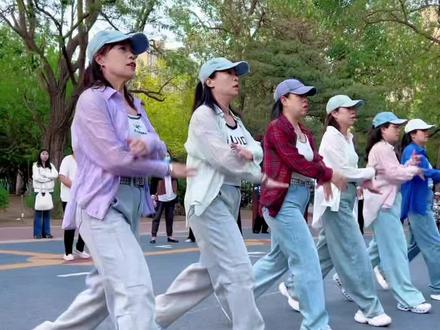 #快乐广场舞 :《关关难过(那就哄哄关关)》48步循环跳,编舞:珊珊🥰🥰👍👍🌹🌹🌹 #记录我们一起的快乐时光