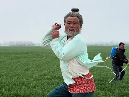 管他几岁,开心万岁!大爷妖娆舞姿,迷倒一片。