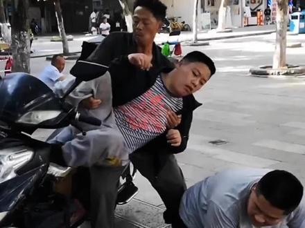 母亲抛弃残疾双胞胎儿子,父亲不离不弃照顾他们二十年!感动落泪 #父爱如山 #传递温暖 #感动瞬间 #关爱残疾人传递正能量 #正能量