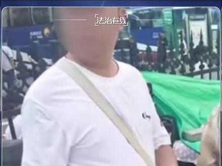 【#起底医院黄牛抢号三大套路 】#央视起底黄牛抢号黑产链 看病挂号难?竟是因为“黄牛”团伙用这些手段垄断号源!沈阳警方揭露“组团围抢+外挂入侵+信息截流”的抢号黑产链条。有团伙靠外挂软件0.3秒点击一次挂号页面,更有癌症患者被索要天价挂号费。