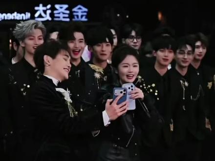 龙瑶两小只日常太可爱了😂😂龙浩天也太调皮了,就不能整张漂亮的美瑶屏保😂😂就算放这张,但瑶瑶心里一定是特别开心特别幸福的@瑶瑶小撑腰☀️ @AI瑶瑶☀️ @龙浩天🐲(生活号) @龙浩天🐲(酉阳桃花源摆手堂直播) #龙浩天瑶瑶 #搞笑日常 #可爱的两小只 #绝配顶配天仙配