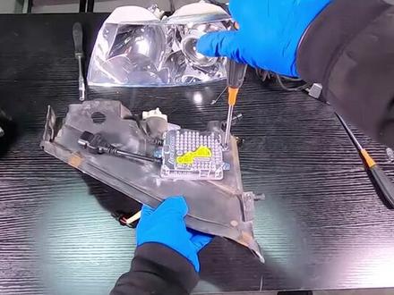 如何固定改装氙气大灯的安定器(十八)@抖音汽车 #抖知加油站