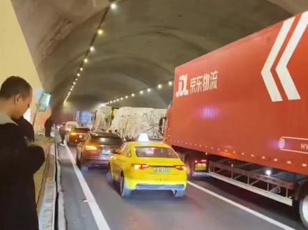 云雾山隧道发生爆炸事件。
