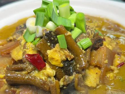 黄鳝铺鸡蛋地道安徽土菜 一道黄鳝铺鸡蛋,就能检验安徽土菜厨子手艺的含金量,对火候、色泽,味型,收汤。全是实打实的真功夫。#安徽土菜#黄鳝#家乡的味道#家常菜教程
#真材实料能做出好的味道