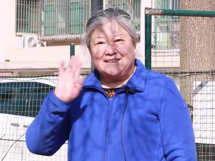 园子里的迎春花开始开了,春天来了,期盼着姹紫嫣红的花儿都开开的时候。#迎春花 #花园生活 #春天