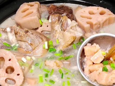 湖北特色菜腊猪脚炖莲藕,腊香四溢,藕粉汤浓,做法原来这么简单 #莲藕炖腊猪脚 #好吃到停不下来 #家常菜教程