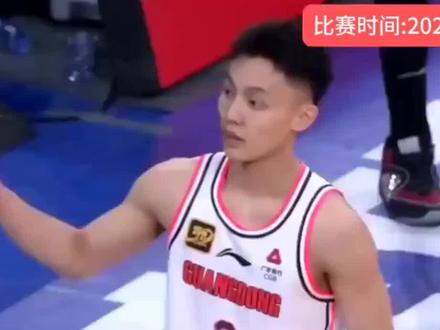 17+9!历史第二人!从打不上CBA的矮个后卫到宏远真核,你 要评选CBA最励志的球员,很多人都会给徐杰投上一票。作为一名身高不足一米八的矮个后卫,徐杰在刚进CBA的时候甚至被广东球迷质疑能不能在CBA生存下来,结果六年过去,徐杰成了CBA一阵后卫、男篮国手,以及广东宏远的真核!在广东3分险胜广州的比赛中,徐杰单场得到17分的同时送出9次助攻,生涯总助攻数达到了1323次,正式超越宏远名宿王仕鹏,在广东总助攻榜上排名第二!距离第一的助攻王李群,也只有一步之遥。