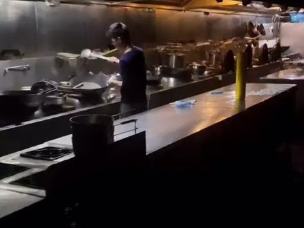 餐厅学徒每天下班后练习抛锅到深夜!总有人在你看不见的地方默默努力!