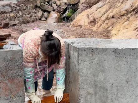 今天蓄拦河坝水,亲水平台建好了 #真实生活分享计划 #拦河坝#户外改造#山涧小溪 #记录我的农村生活