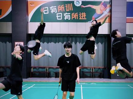 举拍不是抱歉 是老弟你还得练#羽毛球 #男大学生 #羽毛球很简单