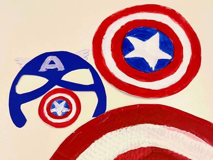 六一儿童节亲子手工|儿童版美国队长~
制作一个“美国队长”主题的手工作品(如盾牌、纸模或挂饰)既有趣又充满漫威元素!
美国队长的人物形象是每个男孩子心中的超级英雄
六一儿童节将至,带着小朋友一起来创作吧!
需要材料:
纸板箱、卡纸、无纺布、彩色颜料、双面胶、松紧绑带。
制作步骤:
先在卡纸和纸板箱上画上盾牌的轮廓(盾牌的大小看小朋友的身高来决定)然后进行填色。给面具和手环安装松紧绷带,方便穿戴。做披风的无纺布尺寸1M*85CM(沐沐身高1米供参考)。
完成后别忘了拍照分享哦,美国队长的精shen是“永不放弃”——即使手工不wan mei ,也是du yi wu er 的英雄作品!
#幼儿园手工 #创作者中心 #创作灵感 #六一儿童节礼物 #六一儿童节