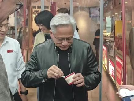 南锣鼓巷!!偶遇黄仁勋和他的半永久皮衣(bushi 啊啊啊看我在南锣鼓巷偶遇了谁!!!
啊啊啊啊英伟达CEO黄仁勋!!!!
老北京炸酱面+奶皮子酸奶+腊八蒜!
果然来北京没有人能逃得过打卡老北京三件套…
不得不说黄仁勋你是真会吃啊!!!
#黄仁勋打卡的美食 #北京美食 #北京周末去哪儿 #北京旅游 #胡同