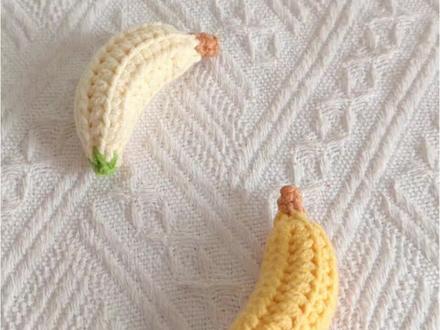 钩织教程:香蕉钩织教程,挂件钩织,新手钩织慢教程,线材:雪妃尔萌娃娃2号,钩针:2.0#创作灵感 #毛线钩织 #新手钩织入门教程 #挂件钩织#毛线里的快乐