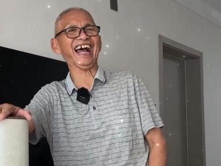 九年两千多学生!邯郸73岁爷爷路边摆摊免费教书法,在马路边开起了小课堂, 坚持每天以灯为伴,以黑板为纸。#河北邯郸#七旬老人教授书法