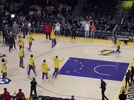 子承父业!布朗尼接替詹姆斯完成赛前仪式,拿下12分赛季新高! #布朗尼赛季新高 #布朗尼12分 #布朗尼12分3篮板6助攻 #马刺vs湖人 #马刺大胜湖人