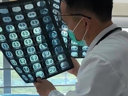 “以体检为契机的和解很美好 但脱离严谨的医生形象难以让人共情...”#春晚小品 #血压计 #医护人员 #医学生