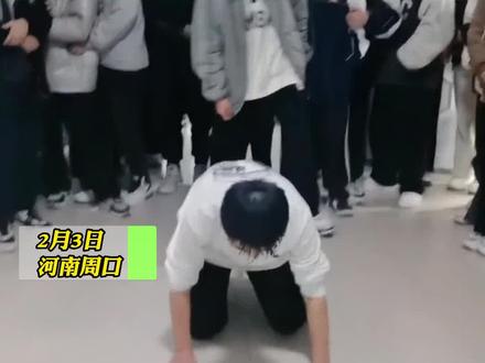 学生不舍分班,给老师磕头致谢,还有学生要认她当干妈!老师:没想到学生会以如此高礼仪待我。