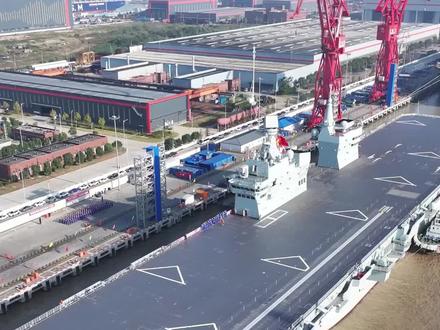 【海军四川舰开展首次航行试验】 今天上午9时许,我国076两栖攻击舰四川舰从上海沪东中华造船厂码头解缆启航,赴相关海域开展首次航行试验任务。#海军四川舰开展首次航行试验