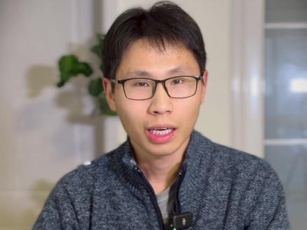 秦L-风云A8L :谁的隔音性能更好、车内更安静? 一、静态测试:
(1)双车在车外环静音48dB情况下,车内噪音均为35dB左右。相当于图书馆噪音值,非常安静,日常在车内午休完全没问题。也优于同价位、甚至是更高价位的合资车型。
(2)车外100 dB固定噪音源,车内噪音测试;双车隔绝后的噪音值都是59dB左右,相当于正常交谈的声音,在高分贝环境中 车内不会感到滋扰。双车隔绝率都是在41%左右,明显优于同价位合资产品。
二、动态测试:(测试了60-80-100三个速度值、前后排头枕位置的噪音数值)
(1)前排:80KM/h以前,双车噪音值无差别。80km/h以后、风云A8L更安静,因为风云A8L 有双层夹胶玻璃+静音轮胎;在处理动态环境音、轮胎噪音 方面隔音性能更好。总结:市区驾驶,双车没太大差别;快速-高速工况,风云A8L的前排明显更安静。
(2)后排:秦L 60km/h -100km/h 速度区间,后排噪音增长了6dB(57-63dB),等同于噪音翻倍;风云A8L的60-100km/h 速度区间,后排噪音只增长了1分贝(56dB-57dB),基本没变化。总结:风云A8L高速场景下后排和日常市区代步一样安静,真的是非常离谱。这个后排声音隔绝率不输30万级豪华BBA车型。#风云A8L #比亚迪秦L #奇瑞 #抖是好车