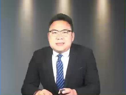 机器人警察的十大作用! 机器人警察的十大作用!
机器人警察,作为现代科技与执法工作结合的产物,能够在多个领域发挥作用,提升警务工作的效率和安全性。以下是机器人警察可以执行的一些任务:
1. 巡逻与监控
功能:机器人警察可以配备摄像头、传感器和人工智能系统,用于在公共场所、机场、车站等区域进行自主巡逻。
优势:24/7不间断工作,减少人力成本,实时监控并识别可疑行为或物品。
2. 危险环境处理
功能:在爆炸物处理、核生化污染区域或其他高危环境中,机器人警察可以代替人类执行任务。
优势:保护警察免受伤害,提高任务成功率。
3. 交通管理
功能:机器人警察可以用于交通流量监控、违章抓拍、事故现场处理等。
优势:提高交通管理效率,减少人为错误。
4. 人群控制与应急响应
功能:在大型活动或突发事件中,机器人警察可以协助维持秩序,疏导人群,甚至提供紧急医疗服务。
优势:快速响应,减少人员密集区域的安全隐患。
5. 数据分析与预测
功能:通过大数据分析和机器学习,机器人警察可以预测犯罪热点,优化警力部署。
优势:提高预防犯罪的能力,增强社会治安。
6. 互动与公共服务
功能:机器人警察可以用于提供问路信息、接受报警、发放安全宣传资料等公共服务。
优势:提升公众满意度,减轻警察的日常工作负担。
7. 证据收集与现场勘查
功能:机器人警察可以配备高精度传感器和记录设备,用于犯罪现场的勘查和证据收集。
优势:提高证据的准确性和完整性,减少人为干扰。
8. 语言翻译与沟通
功能:在多语言环境中,机器人警察可以提供实时翻译服务,帮助警察与不同语言背景的人沟通。
优势:消除语言障碍,提高执法效率。
9. 无人机协同
功能:机器人警察可以与无人机协同工作,进行空中监控、追踪嫌疑人等任务。
优势:扩大监控范围,提高抓捕效率。
10. 心理辅导与危机干预
功能:部分高级机器人警察可以配备心理辅导程序,用于在危机情况下提供心理支持。
优势:缓解紧张情绪,防止事态恶化。
#警察#公安#公务员#公务员