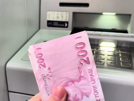 「土耳其银联卡取现攻略」 出国旅行我都会带两张卡:
1. visa卡——刷卡/网上订购酒店机票等
2. 银联卡——境外atm机取当地货币
🚩重点说下银联卡的境外取现。
用银联卡在国外ATM机上取现金,一般需要收两部分手续费(一部分是国内银联卡的手续费,另一部分是国外atm机的手续费)
❗️国内银联卡手续费解决办法:
各银行机制不同,前几年出国一直用的是华夏银行的借记卡,境外取现是免手续费的,但是华夏银行现在没这个免手续费优惠了。
这次出门前也做了好多攻略,选择了上海银行!据说需要在非上海地区办理上海银行的借记卡,也是境外取现免手续费。(我提前给天津的上海银行打电话咨询了,还是有这个免手续费机制的,所以就去办理了,但是没办理到许愿卡的卡面儿有点小遗憾)
❗️国外银联卡手续费解决办法:
就是查攻略,根据前辈们经验,看看哪家银行境外atm机器不需要手续费。😂
这次在土耳其,查到了三家境外取现免手续费的银行,分别是ziraat bankasi、denizbank、还有halkbank。实际上我从头到尾都在ziraat bankasi取钱的,非常丝滑,其他两家没尝试。
❤️最后用上海银行借记卡在ziraat bankasi取现金,达成境内境外都没有收取手续费,直接按照当日汇率进行结算!
⚠️一定要先取回卡!!!再拿出现金!!!
#土耳其取现 #伊斯坦布尔旅游 #境外取现 #境外取现免手续费 #土耳其旅游